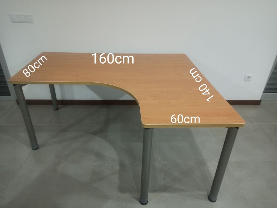 4 secretárias, 3cadeiras. Preço negociável.