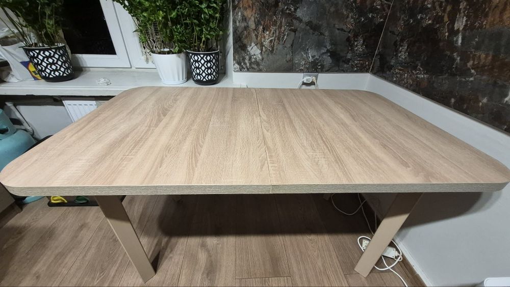 Duzy stół kuchenny z krzesłami