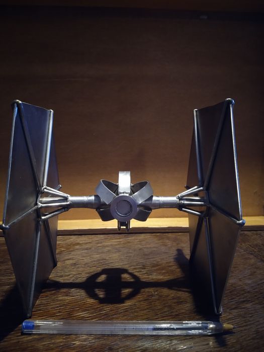 Tie Fighter escultura metal abstracta