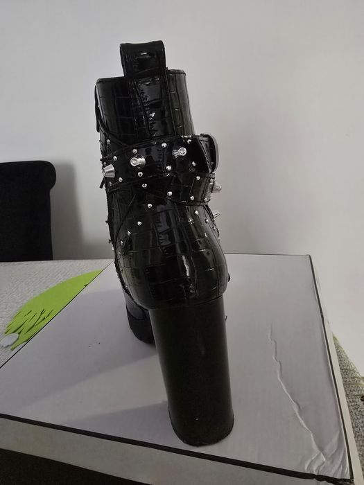 Stylowe Botki Workery na Słupku – Efekt Croco i Ćwieki