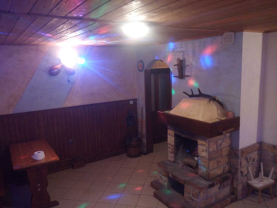 Domek w górach  nad rzeką w lesie weekend wakacje przy szlakach