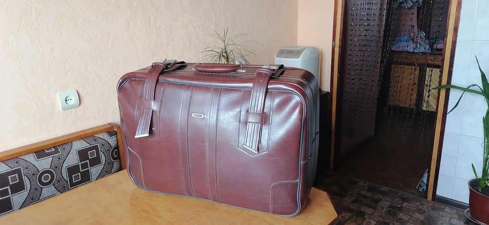 Большой кожаный чемодан.