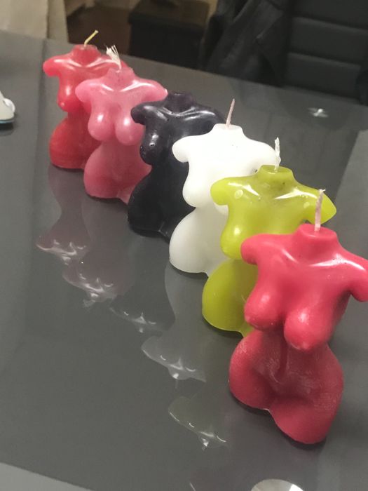 Velas artesanais coloridas corpo de mulher