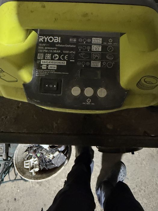 автомобильный аккумуляторный компрессор ryobi one+ r18i-0