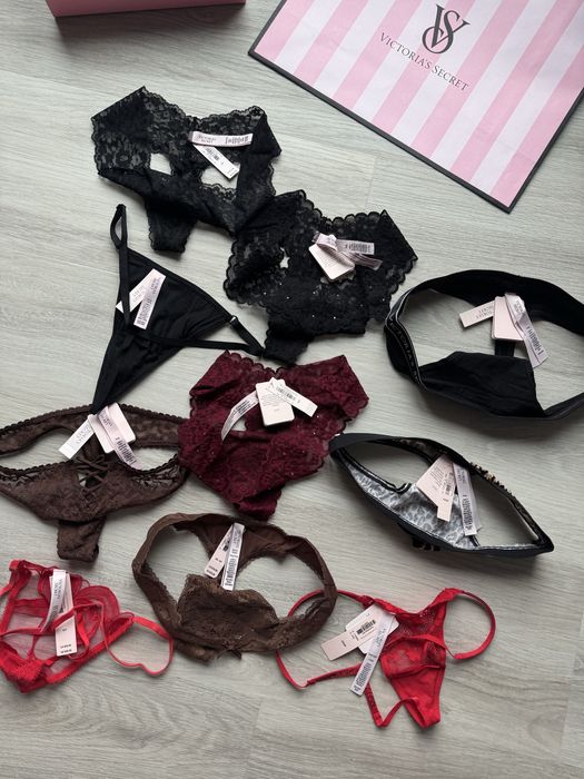 Stringi koronkowe z logowaną gumą kryształkami Victoria’s Secret