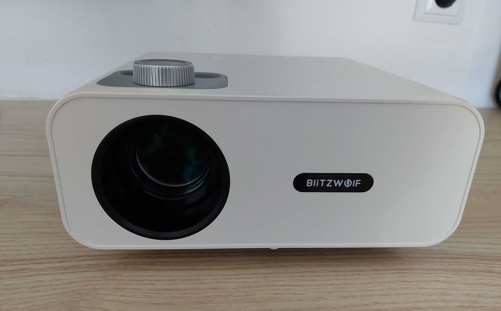 Projektor LED BW-V5 z uchwytem