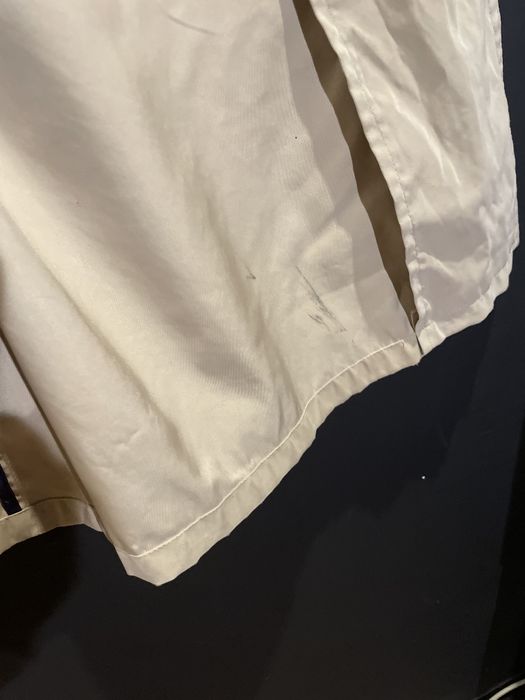 Beżowy trencz męski