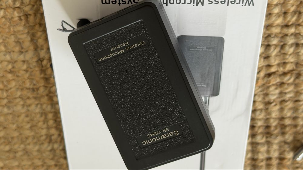Sistema de microfone de lapela sem fios Saramonic SR-WM4C — completo