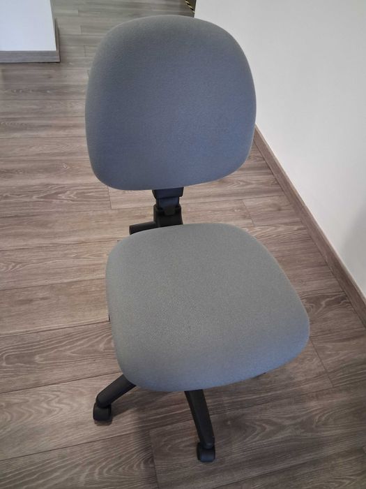 ID 62 - Vendo Cadeira escritório ergonómica com rodas sem braços cinza