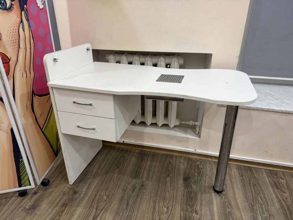 Манікюрний стіл з витяжкой