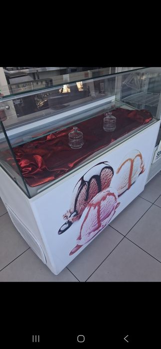 Vitrine expositora de gelados de covete .