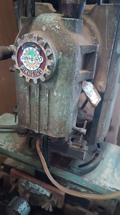 máquina de furar madeira