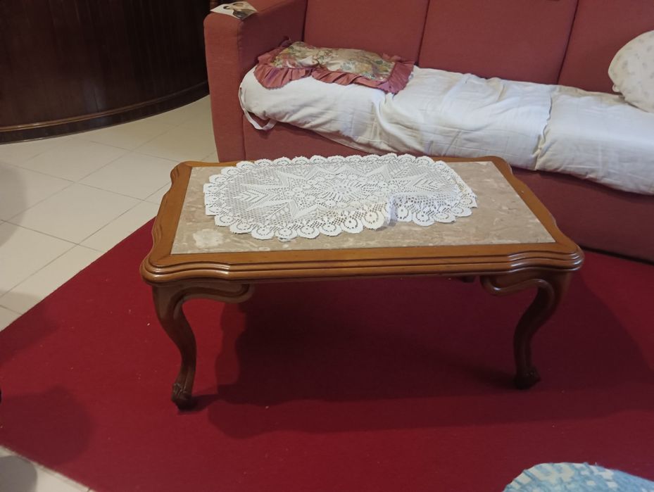 Vendo cama de solteiro em madeira maciça e mesa de centro