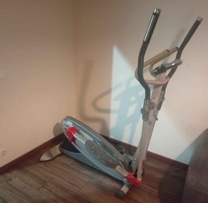 Vendo bicicleta elíptica com a parte mecânica 100% funcional