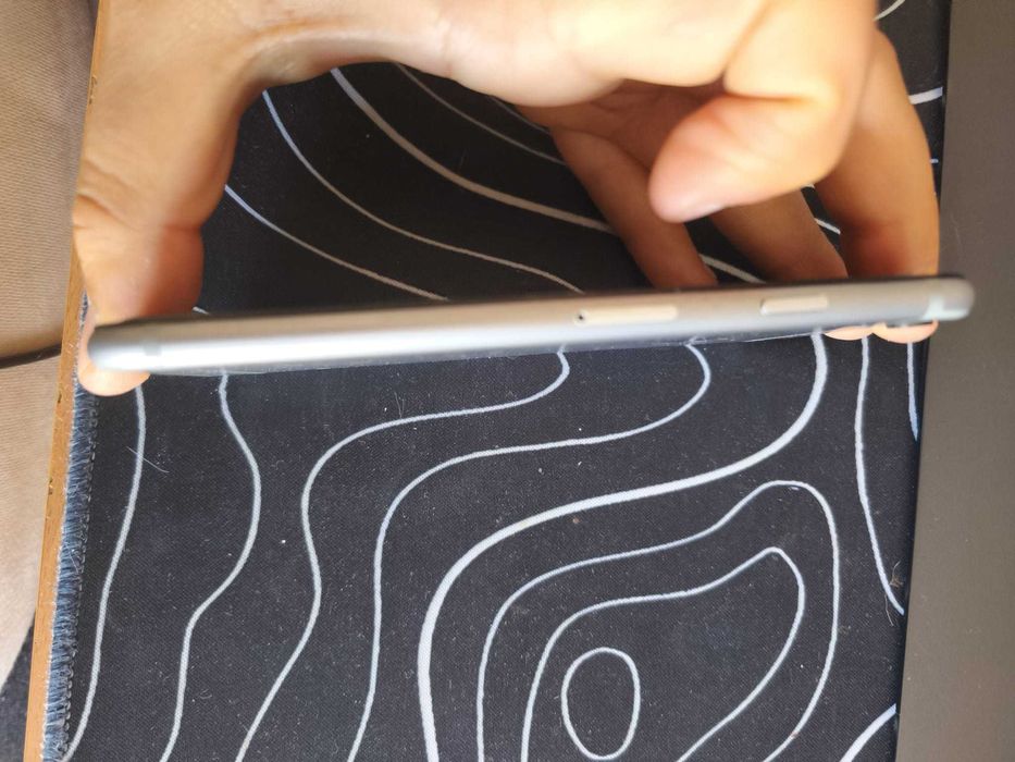 iPhone 8 – 64GB Prateado – Danificado (água + visor partido)