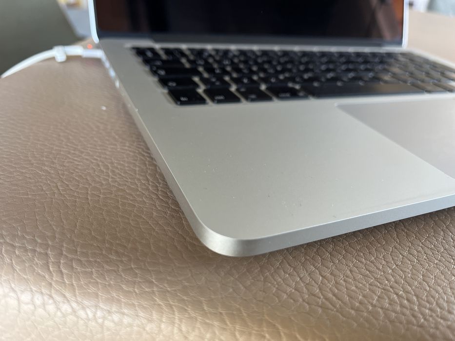 Macbook pro 13 Retina 2015 1TB 8gb ram