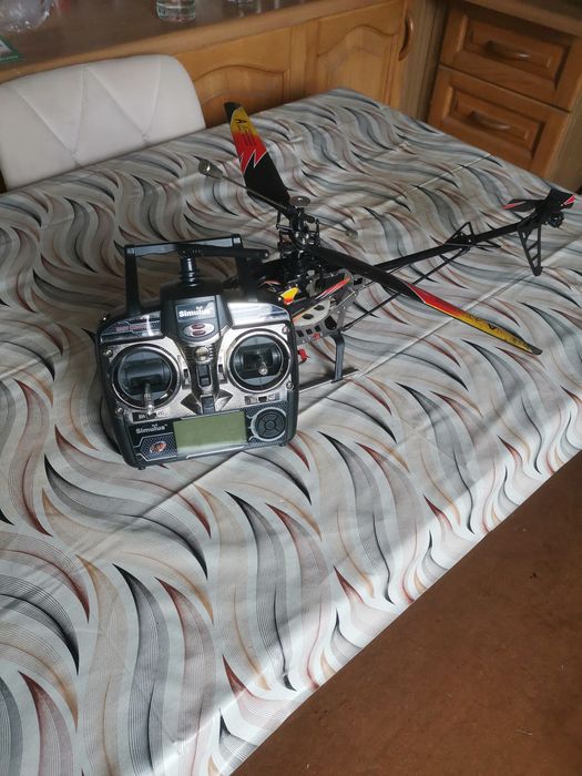 Helikopter zdalnie sterowany.