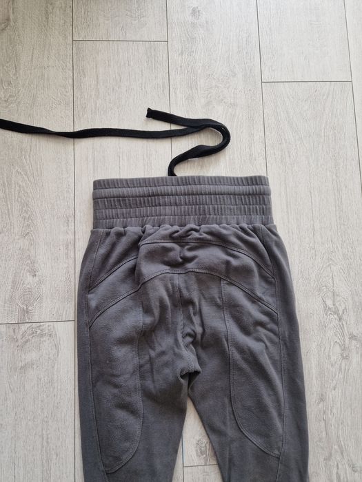 Robert Kupisz spodnie dresy logo