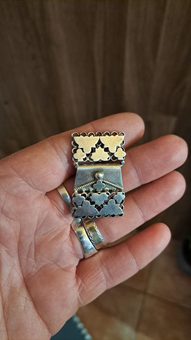 Fecho mosquetão vintage em prata contrastada.