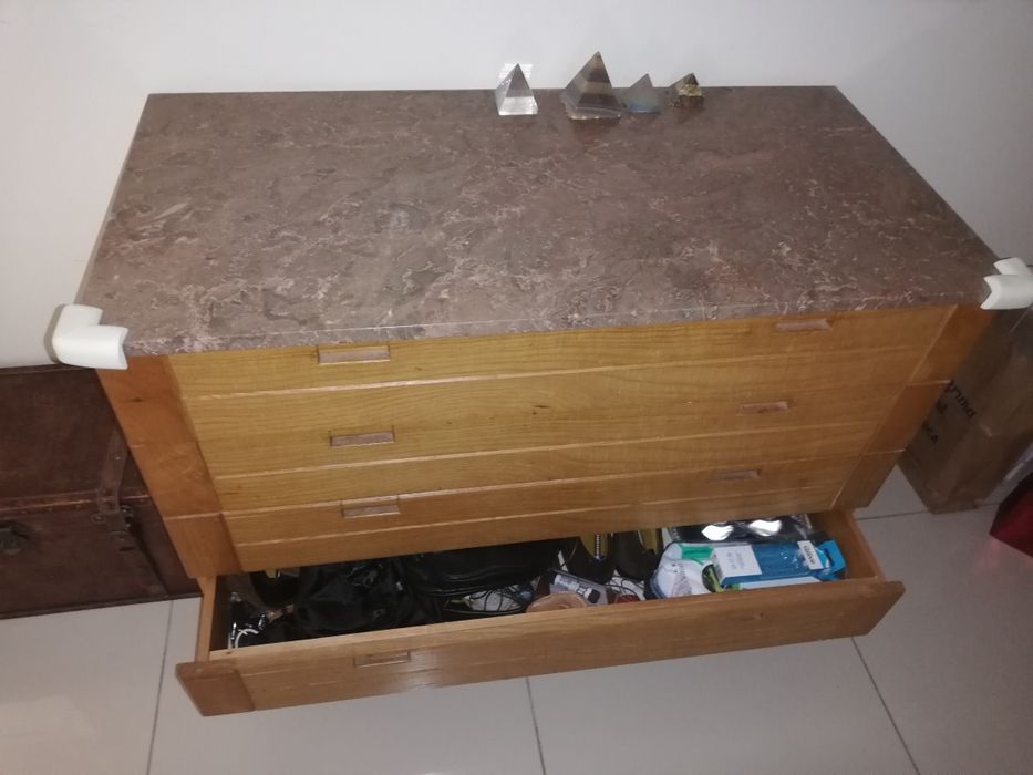 Cómoda em pinho e tampo em mármore