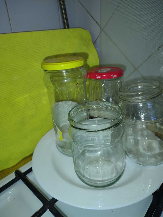 Банки 0,5 літрові різні,з різьбою