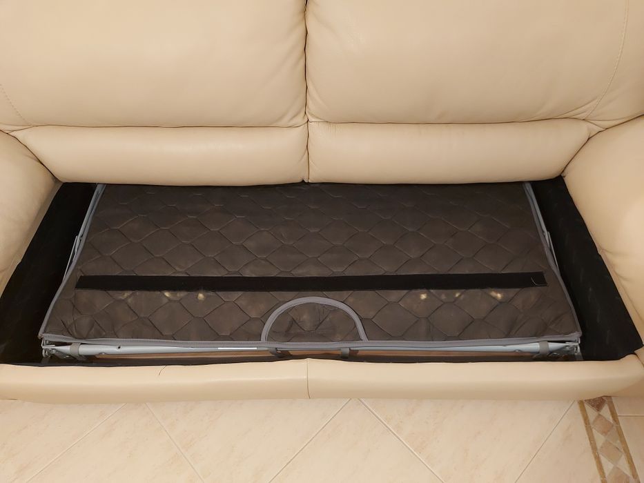 Sofá de pele de 3 lugares com cama, estrado de madeira e colchão