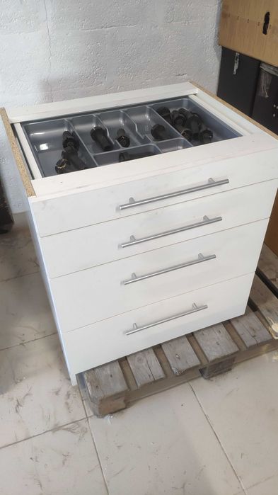 Кухня біла ДСП з вмонтованою витяжкою, кухонні меблі на невелику площу