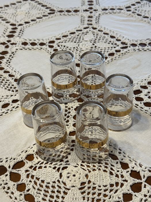 Copos de licor dourados