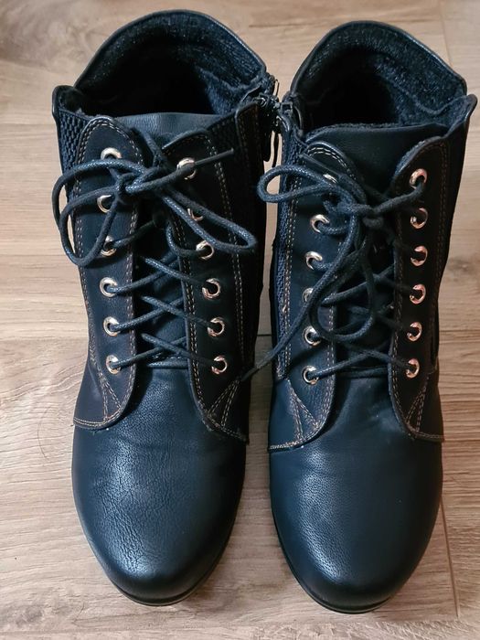 Ботинки женские на танкетке