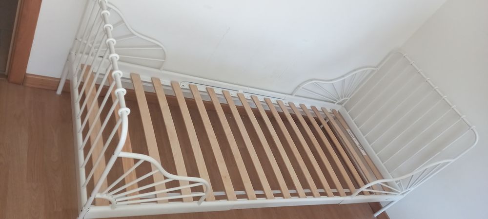 Cama de criança com estrado e colchão