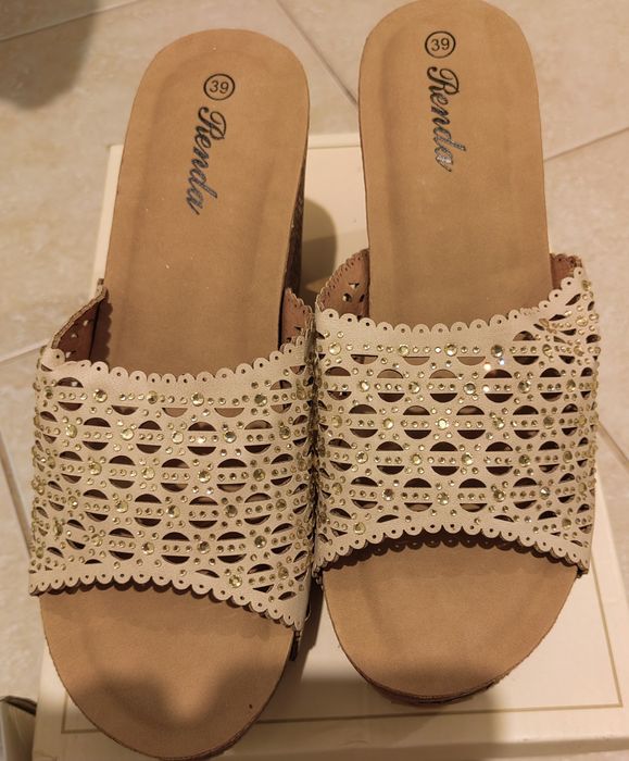 Buty - sandały i klapki