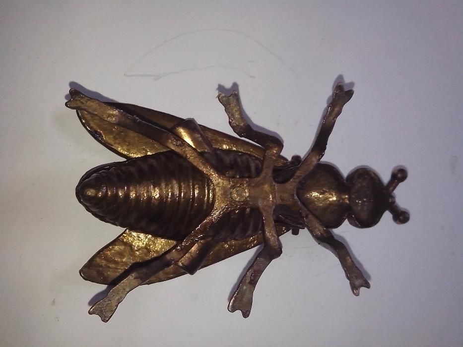 cinzeiro em metal feitio de mosca
