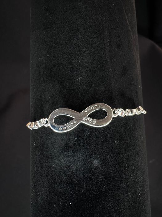 Срібний браслет безкінечність. Браслет новий , Універсальний розмір.