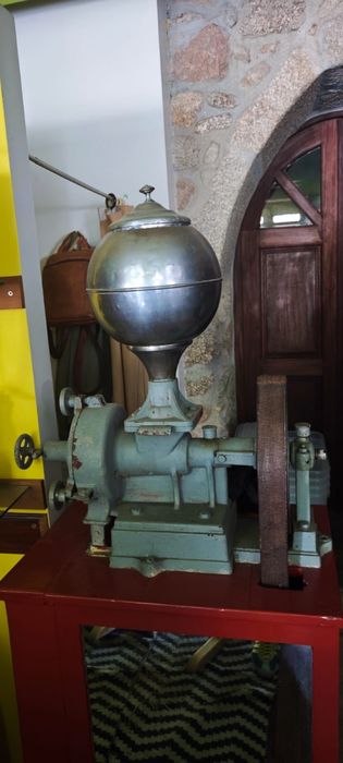 Vendo moinho de café antigo