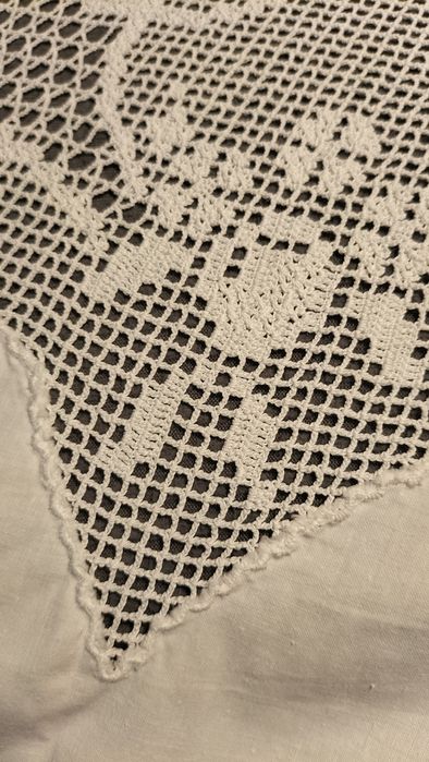 Toalha de mesa em tecido branco bordado, centro e  cantos em crochet.