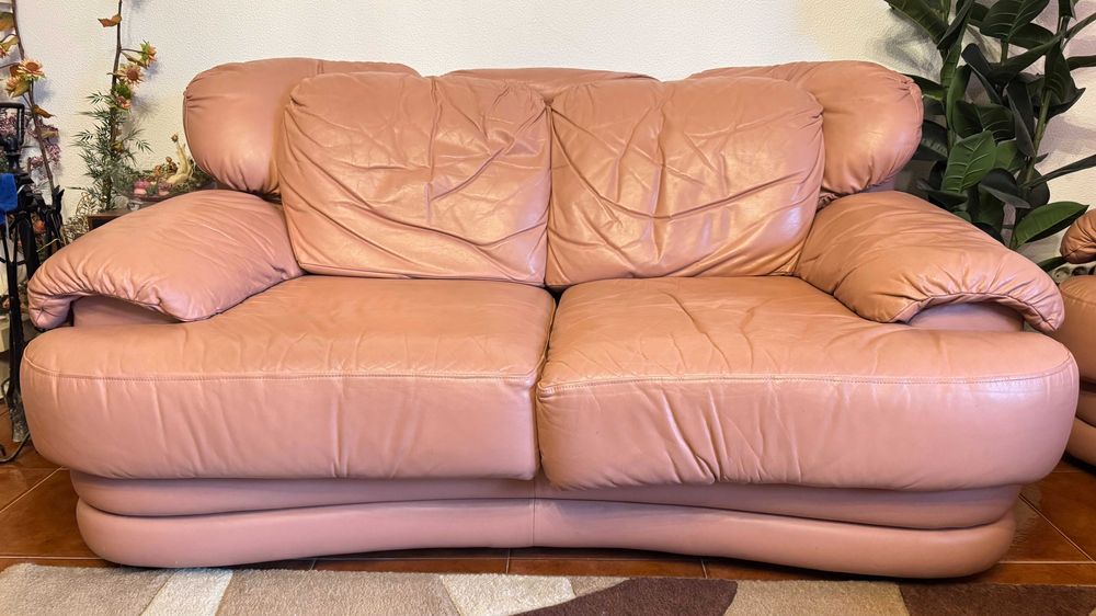 Conjunto de sofás em pele côr rosa