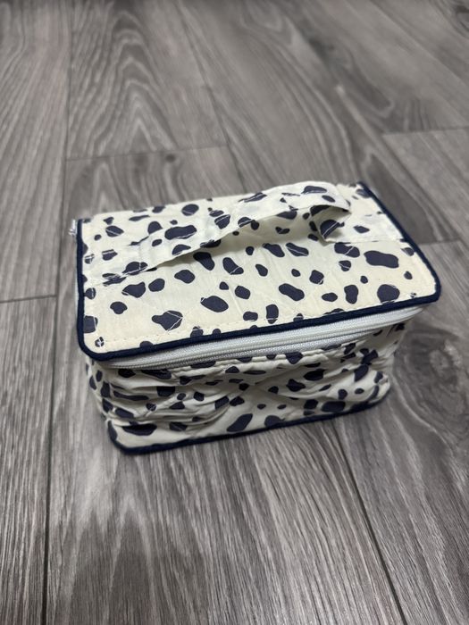 Mała biała kosmetyczka