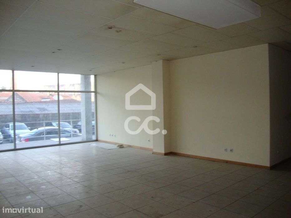 Loja em centro comercial - Selho (São Jorge)