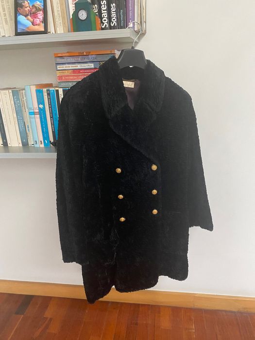 Sobretudo de senhora em pelo encaracolado com botões dourados.