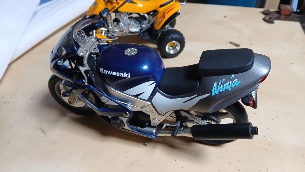 Kawasaki Ninja ZX-9R Guiloy 1/10