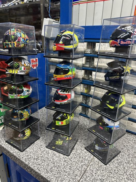 13 Capacetes rossi e um de outro piloto