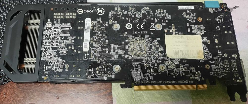 Placa Gráfica Gigabyte AMD Radeon R9 270X (Oferta HDD Externo 250GB)