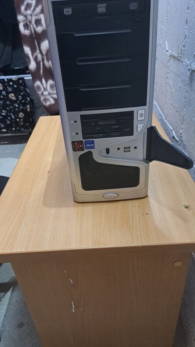 Komputer stacjonarny retro Windows xp