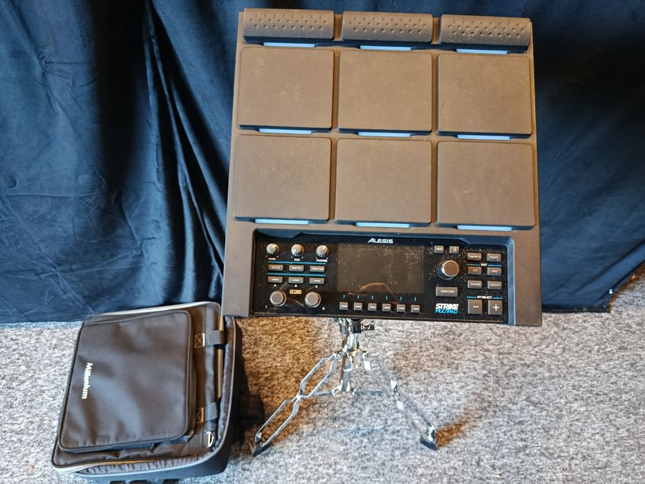 Alesis Strike multipad + case, statyw
