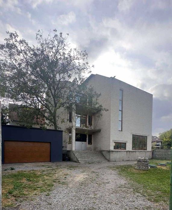 Будинок 500м2.Всі комунікаїї підключено. 200м до метро Осокорки