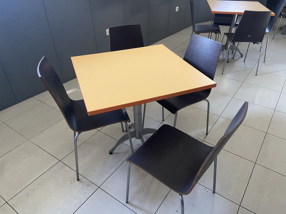 Mesa com quatro cadeiras