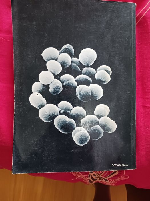Livro "Microbiologia" de Pelczar