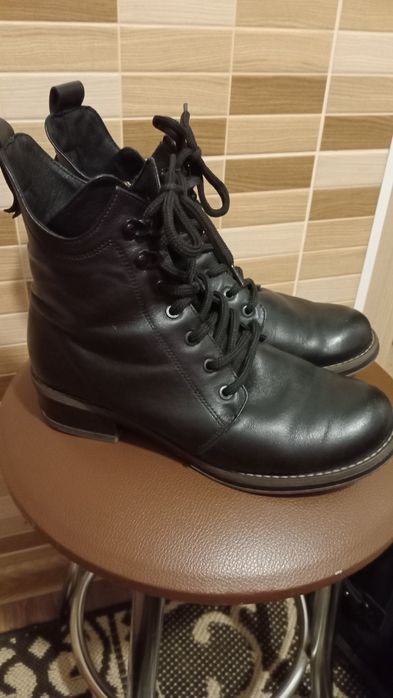 Жіночі зимові ботінки.