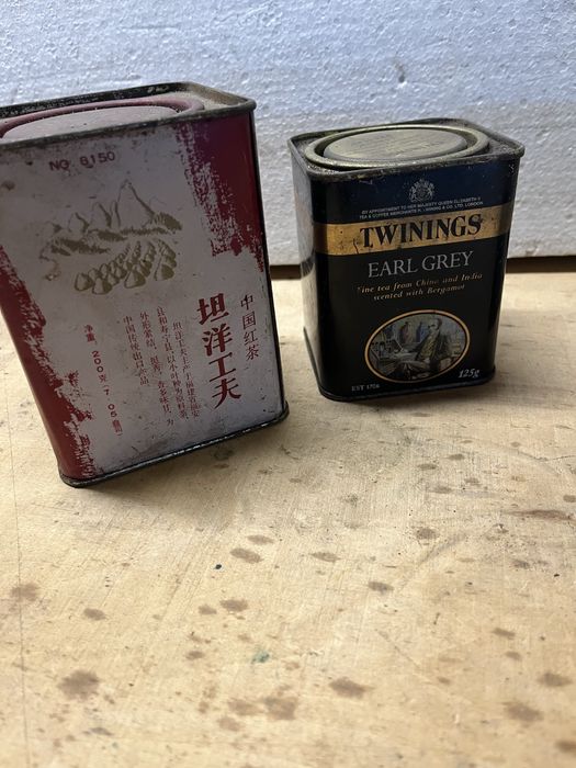 Stare opakowania puszki po herbacie metalowe