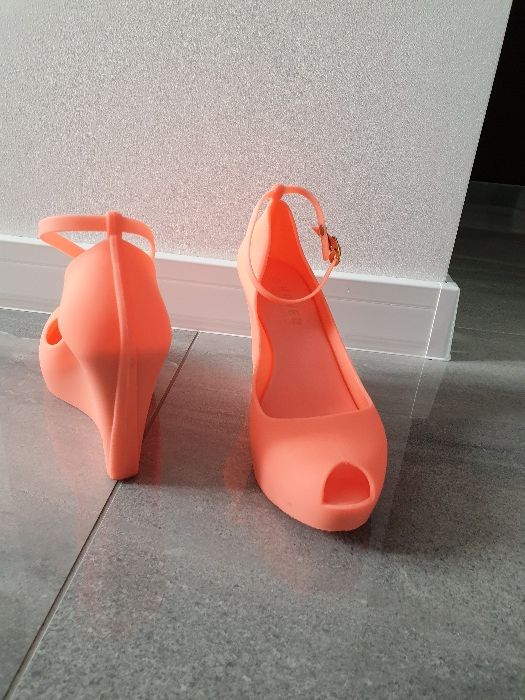 Buty damskie na koturnie gumowe